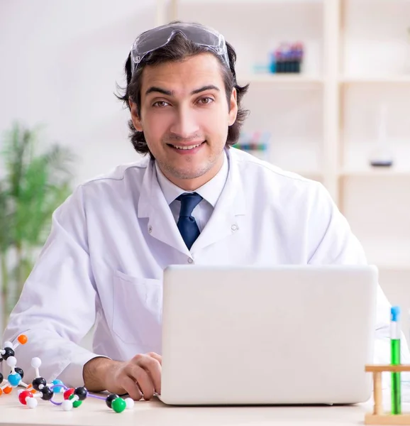 Joven Científico Masculino Que Trabaja Laboratorio — Foto de Stock