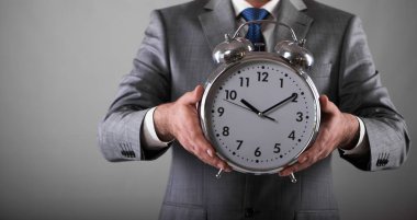 İş konseptinde saati olan bir işadamı.