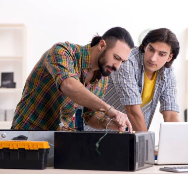 Donanım sorunu üzerinde çalışan mühendisler.