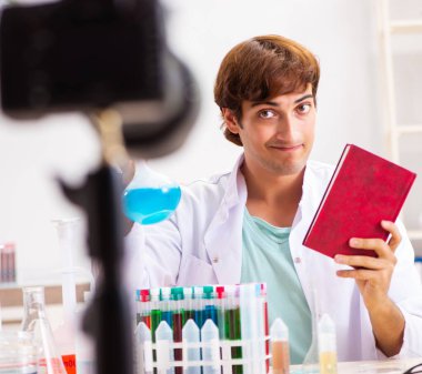 Kimyager blogu için video kaydediyor.