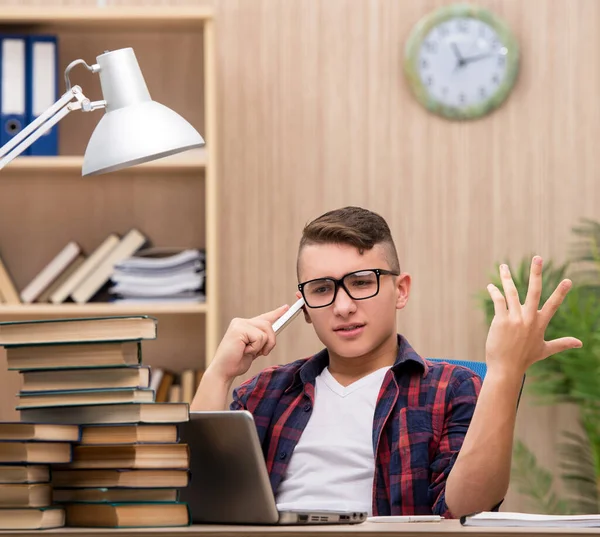 Jeune Étudiant Prépare Aux Examens Scolaires — Photo