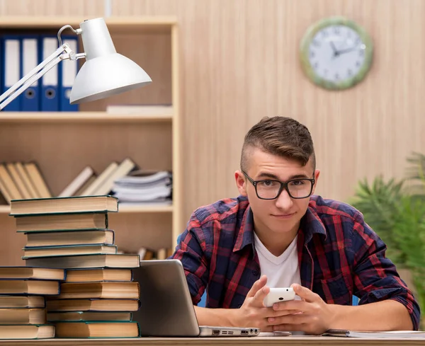 Jonge Student Die Zich Voorbereidt Schoolexamens — Stockfoto
