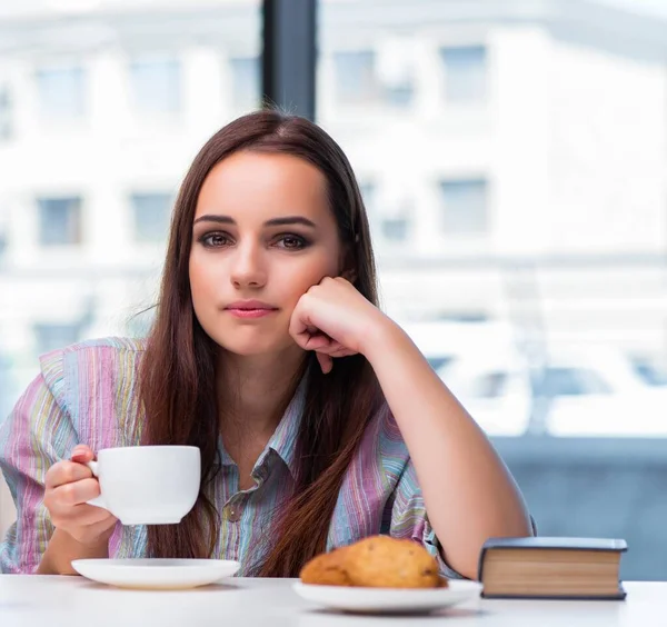 Den Unga Flickan Äter Frukost Morgonen — Stockfoto