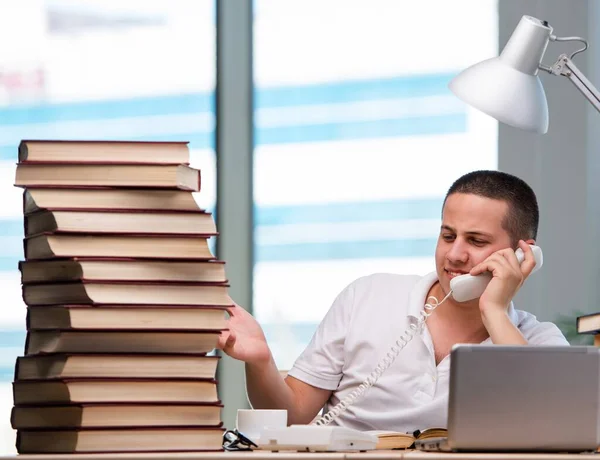 Giovane Studente Che Prepara Esami Scolastici — Foto Stock