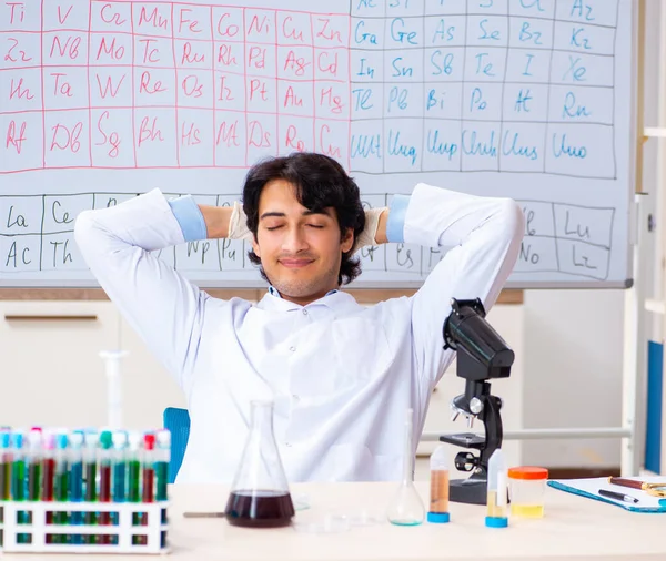 Jovem Químico Trabalhando Laboratório — Fotografia de Stock