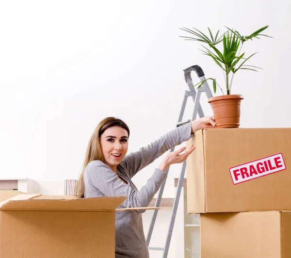 Jovem Mulher Bonita Que Move Para Novo Apartamento — Fotografia de Stock