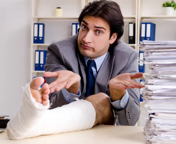 Der Bein Verletzte Mitarbeiter Arbeitet Büro — Stockfoto