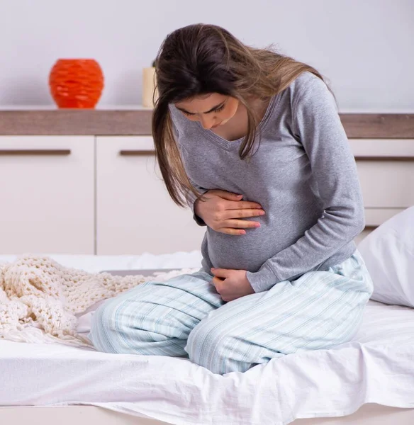 Jonge Zwangere Vrouw Slaapkamer — Stockfoto