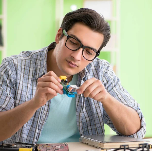 Datoringenjören Reparerar Trasigt Skrivbord — Stockfoto