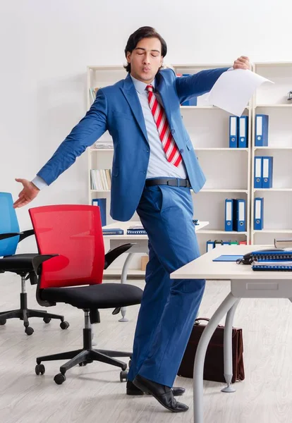 Die Junge Glückliche Männliche Angestellte Büro — Stockfoto