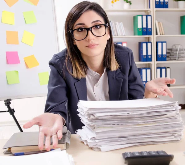 Jeune Salariée Dans Concept Priorités Conflictuelles — Photo