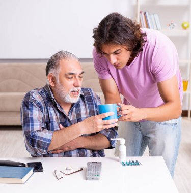 Genç öğrenci ve yaşlı büyükbabası evde.