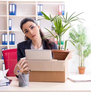 Genç bayan çalışan işinden kovuldu.