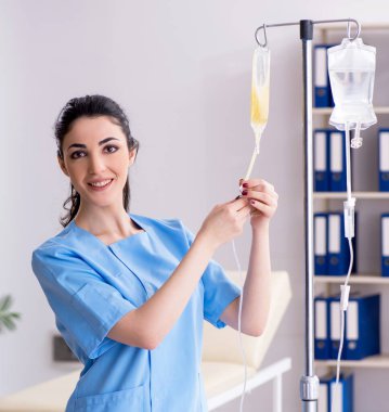 Enfüzyon konseptinde genç bayan doktor.