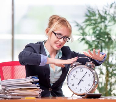 Ofiste çalışan iş kadını.