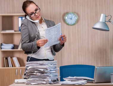 Ofiste çalışan iş kadını.