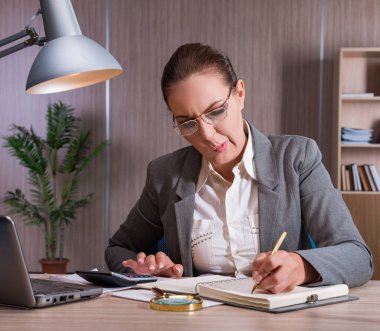 Ofiste çalışan iş kadını.