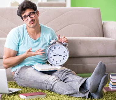 Evde üniversite sınavlarına hazırlanan öğrenci zaman yönetimi konsepti