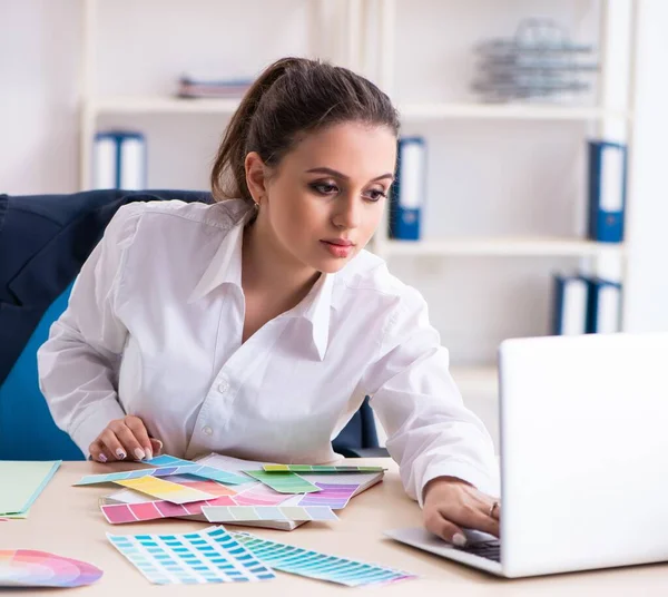 Mujer Hermosa Diseñadora Que Trabaja Oficina — Foto de Stock