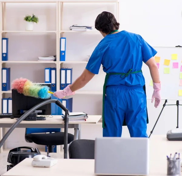 Die Männliche Hübsche Professionelle Reinigungskraft Bei Der Arbeit Büro — Stockfoto