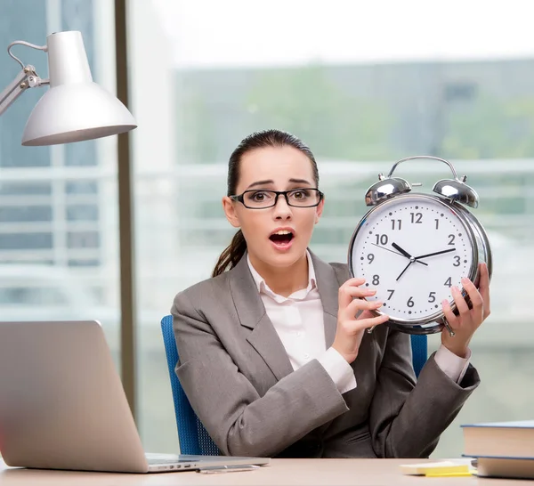 Zakenvrouw Houdt Zich Niet Aan Uitdagende Deadlines — Stockfoto