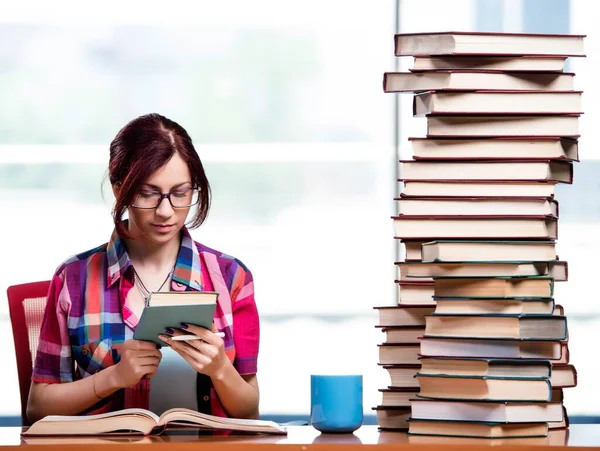 Jovem Estudante Preparando Para Exames — Fotografia de Stock