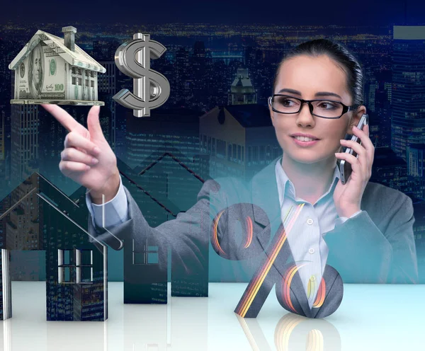 Podnikatelka Mluví Mobilním Telefonu Hypotečním Konceptu — Stock fotografie