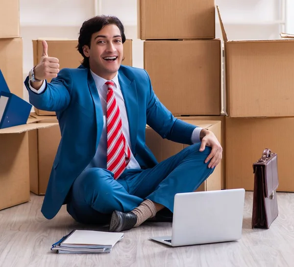 Jovem Homem Negócios Bonito Que Muda Para Novo Local Trabalho — Fotografia de Stock