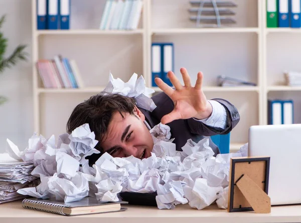 Der Geschäftsmann Lehnt Neue Ideen Mit Vielen Papieren — Stockfoto