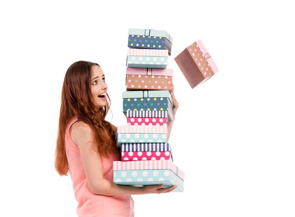 Молодая женщина с коробкой подарков изолированы на белом
