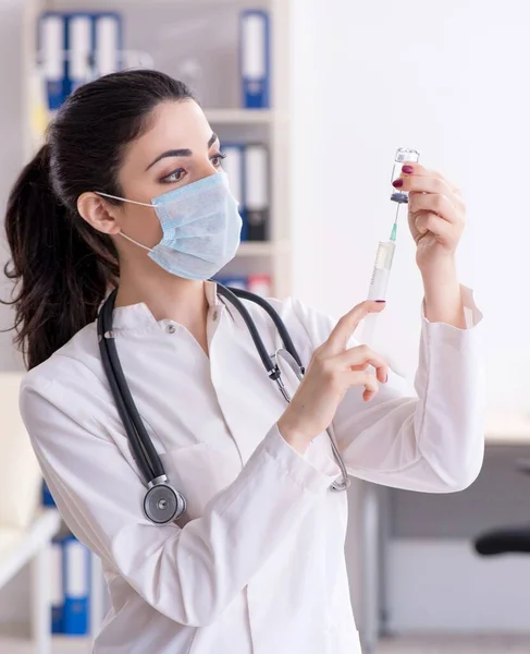 Giovane Medico Femminile Nel Concetto Infusione — Foto Stock