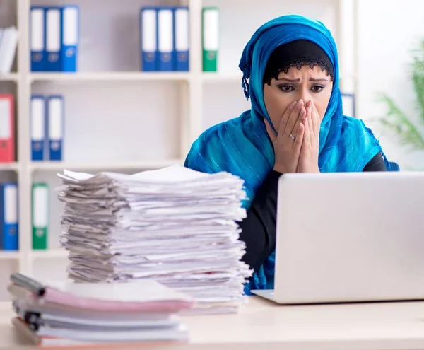 Vrouwelijke Werknemer Hijab Die Kantoor Werkt — Stockfoto