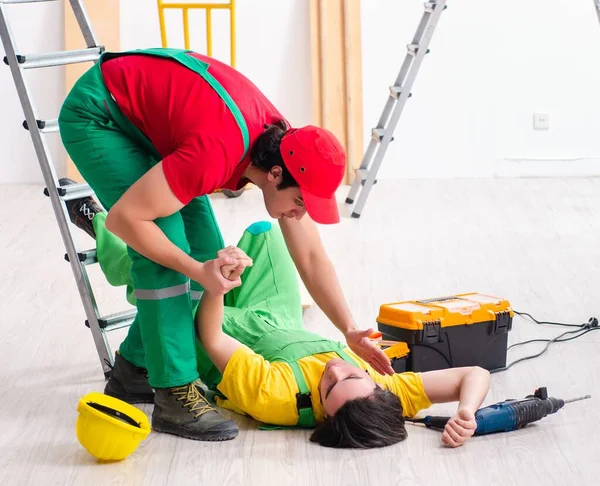 Trabalhador Ferido Seu Companheiro Trabalho — Fotografia de Stock