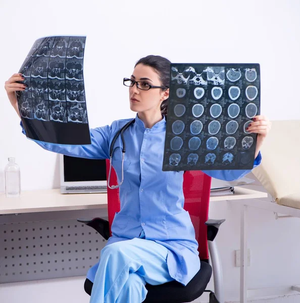 Klinikte Çalışan Genç Bayan Radyoloji Uzmanı — Stok fotoğraf