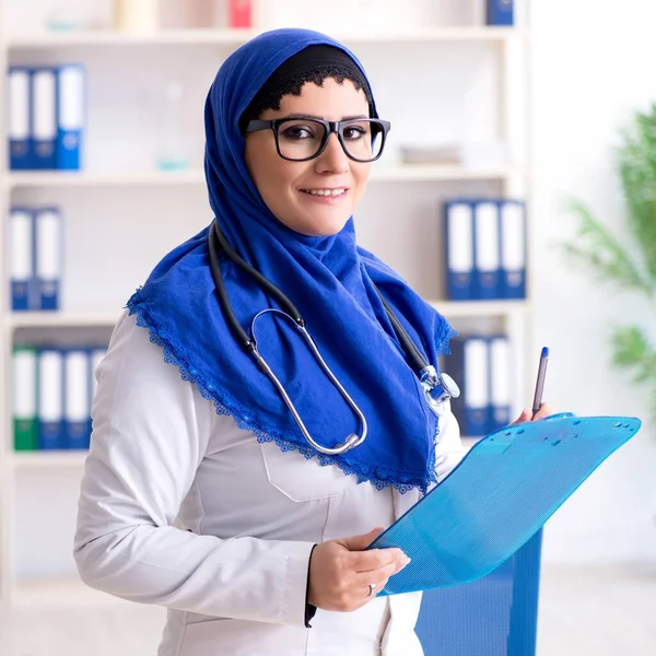 Doctora Hijab Que Trabaja Hospital —  Fotos de Stock