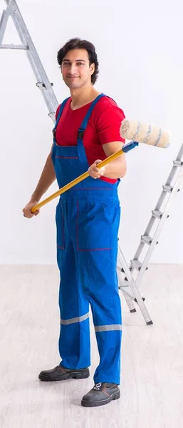 Jovem Empreiteiro Bonito Que Trabalha Dentro Casa — Fotografia de Stock