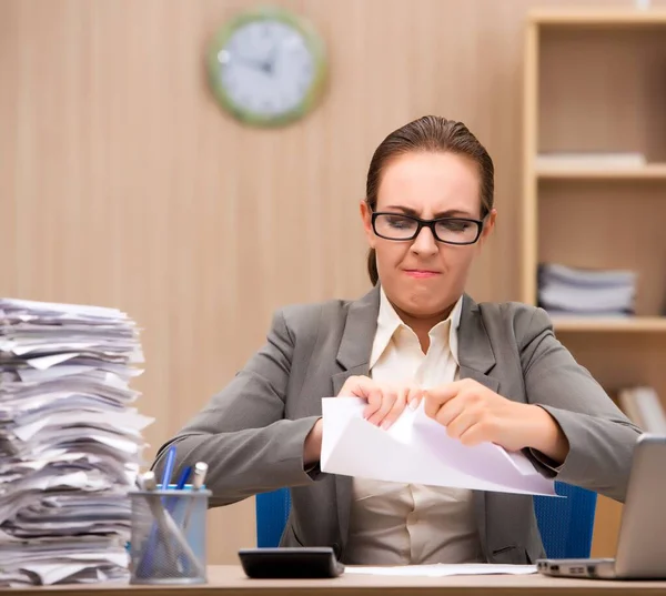 Femme Affaires Est Stressée Par Trop Travail Bureau — Photo