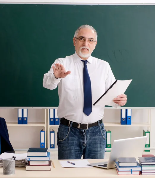 Oude Mannelijke Leraar Voor Het Schoolbord — Stockfoto