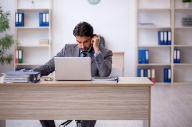 İş yerinde çalışan genç bir işadamı