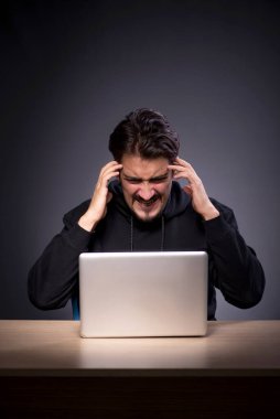 Gri arka planda genç bir hacker