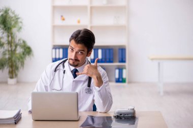 Teletıp konseptinde genç doktor