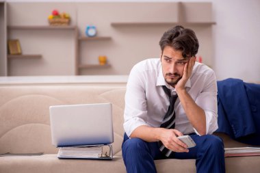 Genç işadamı salgın sırasında evden çalışıyor.