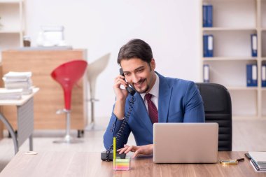 Ofiste çalışan genç işadamı.