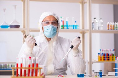 Genç kimyager uyuşturucu sentezinde