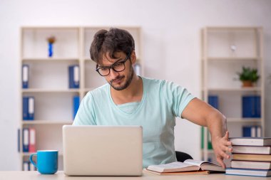 Sınıfta sınava hazırlanan genç bir öğrenci.