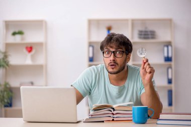 Sınıfta sınava hazırlanan genç bir öğrenci.