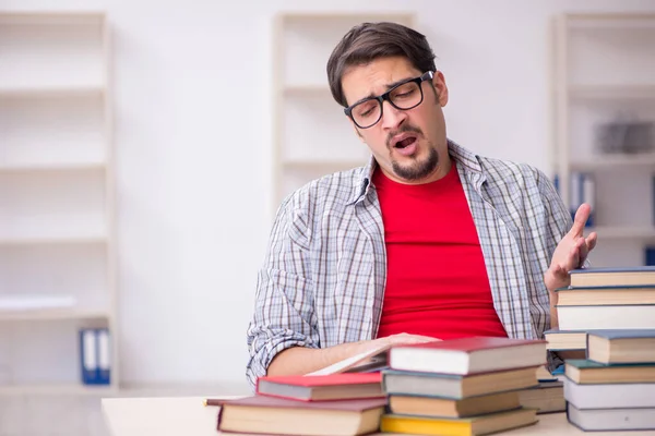Young Student Too Many Books Classroom — Stock Photo, Image