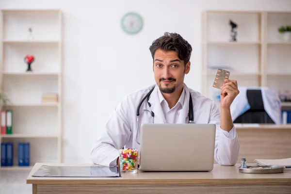 Ung Läkare Som Arbetar Kliniken — Stockfoto