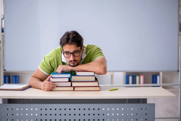 Estudiante Joven Preparándose Para Los Exámenes Aula — Foto de Stock