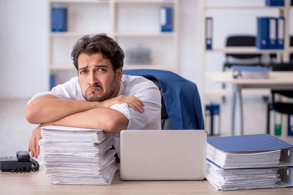 Jovem Empresário Empregado Muito Trabalho Local Trabalho — Fotografia de Stock